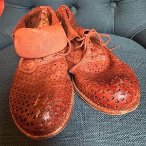 Patricia Nash
Sabrina Perforated Ankle Booties 7